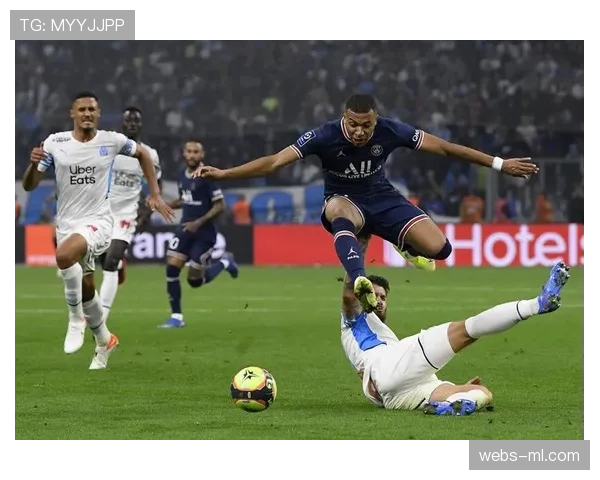 现场镜头捕捉：马赛球迷看台巨型TIFO致敬已故名宿帕潘